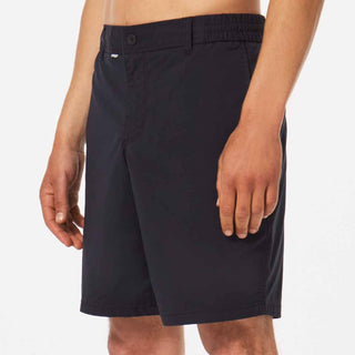 Oakley Chino 19 Hybrid Short in Blackout 40