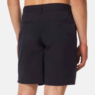 Oakley Chino 19 Hybrid Short in Blackout 40