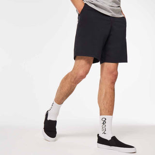 Oakley Chino 19 Hybrid Short in Blackout 40