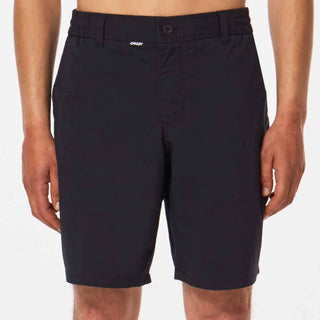 Oakley Chino 19 Hybrid Short in Blackout 40